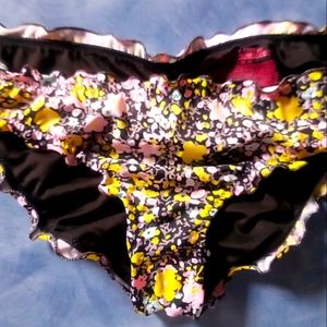 Victoria's Secret bikini bottom. Ruffled scrunched m medium NWOT floral